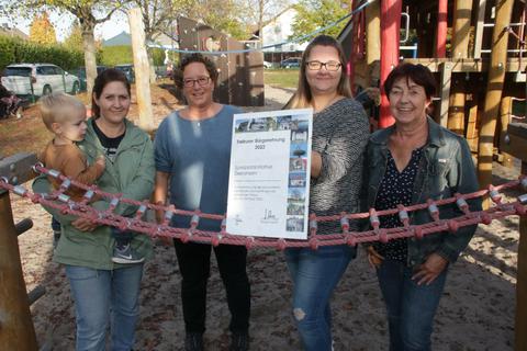 Sabrina Schanz, Monja Giebe, Fiona Mirza und Inge Schneider (von links) von der Elterninitiative Spielplätze Geinsheim freuen sich über die Auszeichnung seitens der Kommune. © Ralph Keim