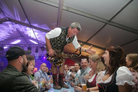 Gerhard „Geri, der Klostertaler“ Tschann weiß, was sein Oktoberfest-Publikum will. Auch in Trebur sorgt der Österreicher für Stimmung. Foto: Ralph Keim