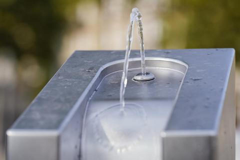 Das Treburer Parlament will die Installation von Trinkwasserbrunnen geprüft sehen. Archivfoto: dpa