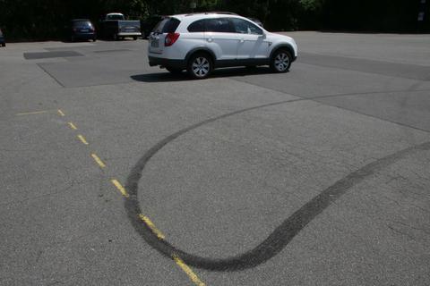 Diese geschwungene schwarze Linie ist sichtbarer Ausdruck nächtlichen Treibens von PS-Freaks auf dem großen Parkplatz der Treburer Mittelpunktschule. Foto: Ralph Keim