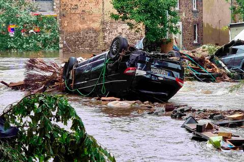 Bilder, die man sonst nur aus dem Fernsehen kennt: Der Löschzug Limburg-Weilburg hilft in der Gemeinde Stolberg bei Aachen.  Foto: Löschzug Limburg/Weilburg 