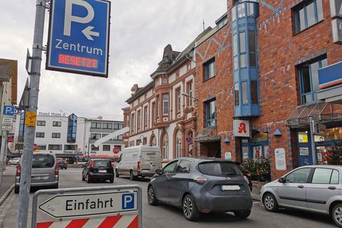 Blick auf die Hospitalstraße in Limburg: Die Stadt Limburg will ein Parkraummanagementkonzept erarbeiten und hat nun einen "Lenkungskreis" eingerichtet.