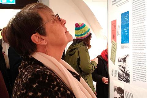 Über 80 Gäste kamen zur Ausstellungseröffnung.  Die Präsentation zeigt auf Schautafeln und mit Exponaten die Geschichte der Lahn als Wasserstraße. © Sabine Gorenflo