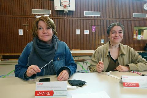 Auch Hannah Schücker (links) und ihre Tochter Christiane aus Hochheim ließen sich am Wochenende in der Riedschulhalle in Flörsheim typisieren.	