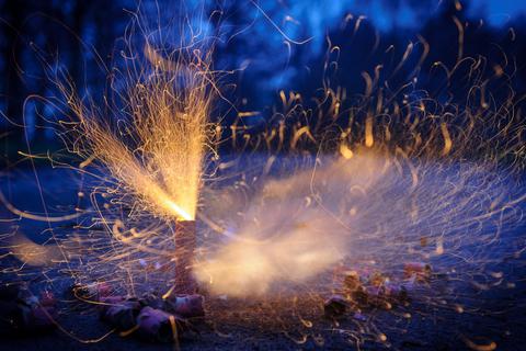 Böller explodieren bei Anbruch der Dunkelheit. Feuerwehr und Rettungsdienst haben es an Silvester häufig mit fehlgeleiteten Feuerwerkskörpern zu tun. 