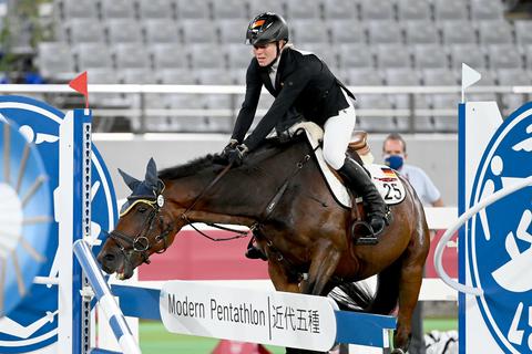 Das Pferd Saint Boy von Annika Schleu aus Deutschland verweigert bei den Olympischen Spielen in Tokio den Sprung. Foto: dpa