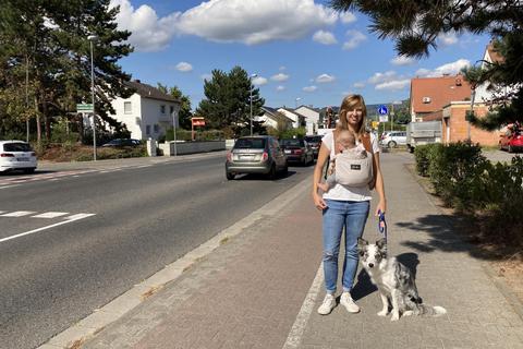 Die Ingelheimerin Alina spaziert mit Tochter Liana und Hündin Ocean die Rheinstraße entlang. Foto: Ines Smolinski