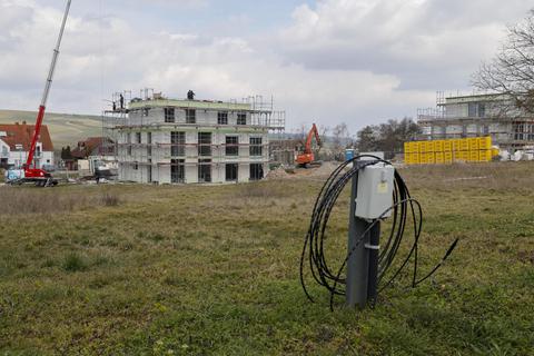 Im Stadecken-Elsheimer Baugebiet an der L413 entstehen die ersten Häuser. © hbz/Stefan Sämmer