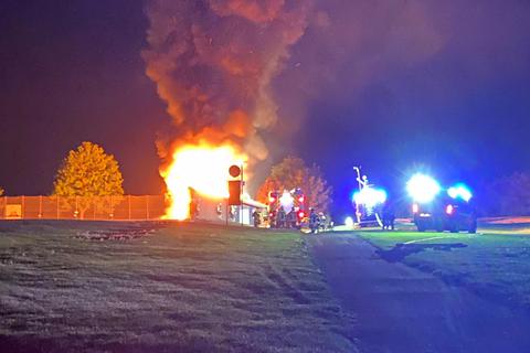 Die Sprendlinger Wehr löschte einen Großbrand auf dem Golfplatzgelände in Sankt Johann. Foto: Feuerwehr Sprendlingen
