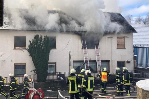 Bei einem Feuer in Schlierbach verloren sechs Menschen ihr Zuhause. 