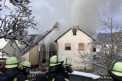 Bei einem Feuer in Schlierbach sind mehrere Menschen verletzt worden. 