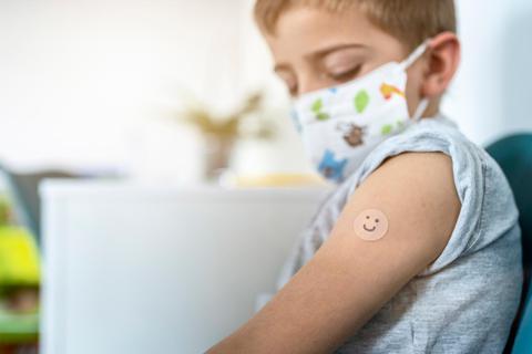 Impfungen gegen das Coronavirus sind jetzt auch bei Kindern ab zwölf Jahren möglich. Kinderärzte sehen die Strategie der Politik kritisch.  Symbolfoto: Albert/stock.adobe 