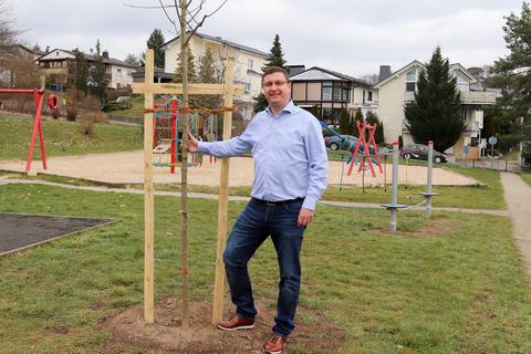 Gladenbachs Ortsvorsteher Robert Wolfgram freut sich über die neu gepflanzten Bäume auf dem Spielplatz oberhalb des Freizeitbades „Nautilust“.