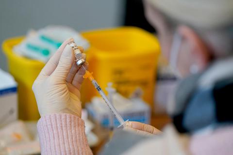 Bundesweit sollen die Corona-Impfaktionen helfen, die Belastungen des Personals in den Krankenhäusern in Grenzen zu halten. Dennoch steigen die Fallzahlen derzeit täglich an.  Symbolfoto: Marcus Brandt/dpa 