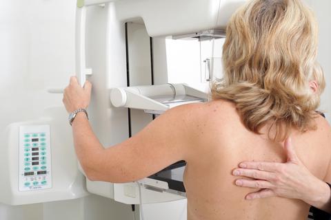 Seit 2009 werden in Deutschland alle Frauen im Alter zwischen 50 und 69 Jahren alle zwei Jahre zu einer kostenlosen Mammographie-Untersuchung eingeladen.