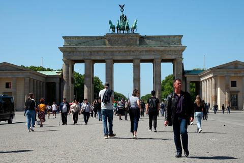 Das 9-Euro-Ticket macht's seit Mittwoch möglich: Von Marburg aus kann man touristische Ziele in ganz Deutschland anfahren, beispielsweise Berlin.  Foto: Wolfgang Kumm/dpa 