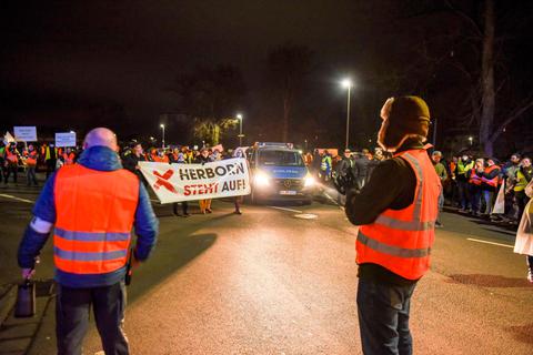 Am Herborner Schießplatz formierte sich am Montagabend eine Demonstration. Foto: Katrin Weber 