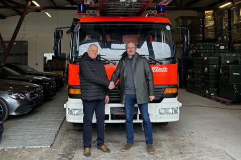 Oleksandr Sayenko (links), Bürgermeister der ukrainischen Stadt Swenyhorodka, die in der Region Tscherkassy liegt, mit Peter Fries von „Helping Hands Eltville”, bei der Übergabe des Drehleiterwagens.