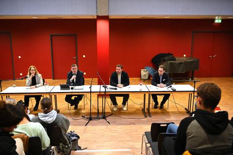 Den Landratskandidaten Sigrid Hansen, Martin Rabanus, Sandro Zehner und Frank Grobe (von links) werden auch ein paar „böse Fragen“ gestellt. © DigiAtel/Heibel