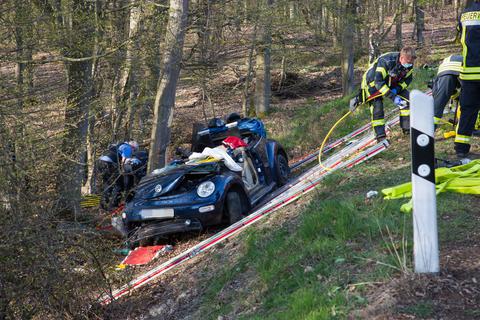 Das völlig zerstörte Unfallauto. Bei dem Unfall  nahe Heidenrod kamen zwei Frauen ums Leben. Foto: wiesbaden112