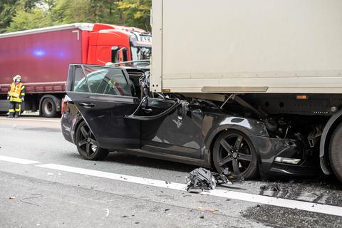 Am Ende des Rückstaus auf der A3 kam es zu einem Unfall, eine Person wurde schwer verletzt. Foto: Wiesbaden112