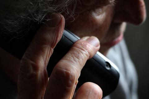 Kriminelle versuchen häufig, ältere Menschen mithilfe von Telefonanrufen zu betrügen.
