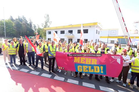 Etwa 60 Beschäftigte von Waffel Löser haben heute vor der Taunussteiner Firma gestreikt.