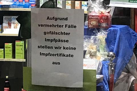 Hier gibt es keine Impfzertifikate mehr: die Taunus-Apotheke im Rewe-Center in Hahn hat reagiert.                                             Foto: Sascha Kircher