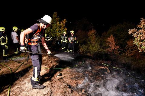 Brandbekämpfung wie hier in Oberscheld "Am Seß" in der Nähe der Schelderwaldschule ist harte körperliche Arbeit. Besonders dann, wenn der letzte nächtliche Einsatz erst ein paar Stunden zurückliegt und die ehrenamtlichen Einsatzkräfte zwischen zwei normalen Arbeitstagen ihrem "Hobby" nachgehen. Foto: Katrin Weber 