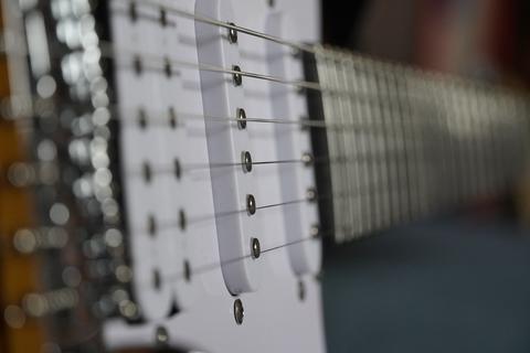 E-Gitarre anstatt Ukulele und klassische Konzertgitarre.