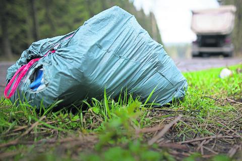 Selten liegt wilder Müll akkurat verpackt in der Landschaft herum. In welcher Form auch immer: Die Grünen in Seeheim-Jugenheim wollen ihn beseitigen. Symbolfoto: dpa