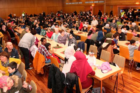 Gäste aus vielen Nationen feiern in der Haigerer Stadthalle gemeinsam Weihnachten.  Foto: Ralf Triesch 