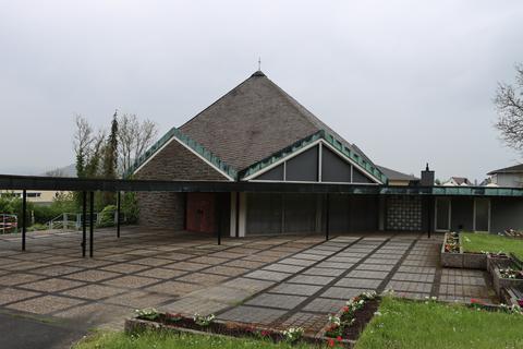 Im Untergeschoss der Haigerer Friedhofskapelle gibt es einen Sezierraum, der mittels einer 30.000 Euro teuren Sanierung zu einer würdevollen Stelle für die Waschung verstorbener Muslime gemacht werden könnte. Die Diskussion in der Lokalpolitik gestaltet sich aber zäh.