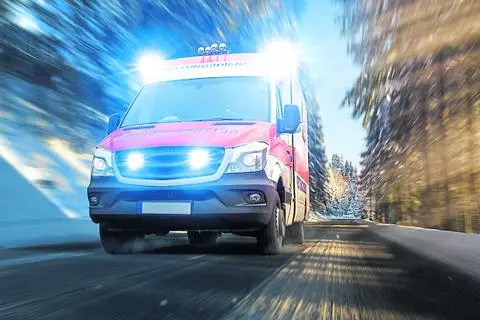 
Symbolbild: Als Sabine Meier den Notruf wählt, weil ihr Mann Anzeichen eines Schlaganfalls hat, bleibt der Rettungswagen im Schnee stecken. (Archiv)