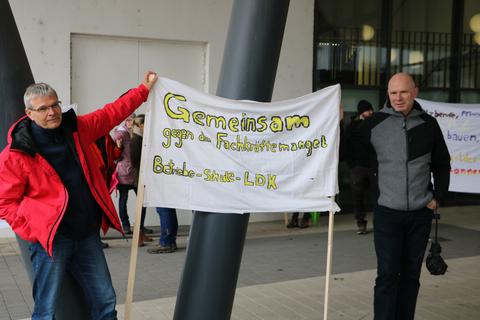 Azubis, Ausbilder sowie Lehrer der Dillenburger Berufsschule haben in dieser Woche vorm Kreishaus in Wetzlar gegen die geplante Verlagerung von Ausbildungsgängen, vor allem der Zerspanungsmechaniker, nach Wetzlar protestiert.