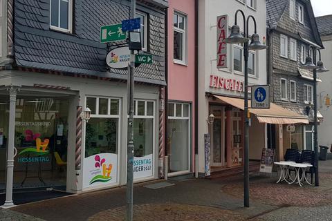Weitergehende Pläne: Die Stadt Haiger will das Hessentagsbüro am Marktplatz so lange betreiben, bis drei Häuser weiter das "Haus Ehe" saniert ist und zum "Stadthaus" wird.  Foto: Christoph Weber 