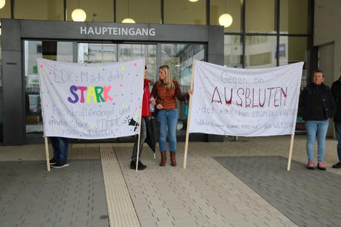 Lehrer aus Dillenburg, Azubis und Ausbilder demonstrieren vorm Kreishaus in Wetzlar gegen die geplanten Änderungen bei den Ausbildungsgängen an den Berufsschulen im Lahn-Dill-Kreis.