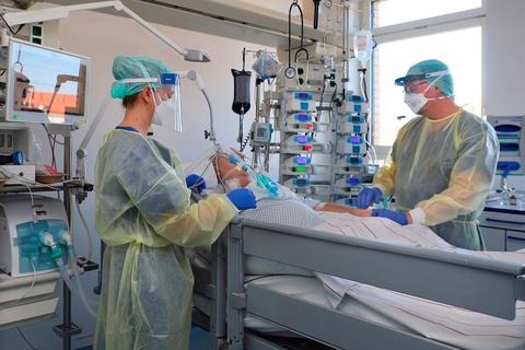 Eine Welle von Schock-Anrufen schwappt durch Mittelhessen. Ein vermeintlicher Arzt berichtet, dass ein Angehöriger mit einer Corona-Infektion im Krankenhaus eingeliefert worden sei. Nur ein teures Medikament könnte Rettung bringen. Archivfoto: Steffen Schellhorn/dpa 