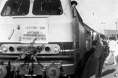 1985: Die letzte Fahrt der Solmsbachtalbahn. Die Strecke wird von der Deutschen Bundesbahn stillgelegt. Inzwischen gibt es Überlegungen, sie zu reaktivieren.