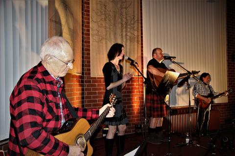 Anlässlich der Veranstaltungsreihe „Kulturkirche“ bringen Musiker das irische Lebensgefühl nach Albshausen. Foto: Siegbert Bender