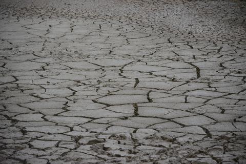 Sommer 2022: ein Tümpel in der Grube Malapertus in Wetzlar-Hermannstein. Wenn es hier regnet, dann dürfte es dauern, bis das Wasser im ausgetrockneten Boden versickert und ins Grundwasser gelangt.