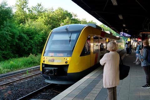 Die Bahngleise in der Region sind nennenswert voller als ohne das 9-Euro-Ticket. Foto:Mika Beuster 