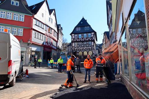 Die Großbaustelle in der Wetzlarer Altstadt kommt überraschend schnell voran. Unter dem Eisenmarkt sind fast alle Rohr- und Leitungsarbeiten schon erledigt, jetzt geht es in der Lahnstraße weiter. Bauleiter Mark Fallenbüchel (2. v. r.) informiert über den aktuellen Stand. Foto: Steffen Gross  