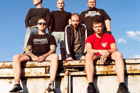 Die Punkrocker "Feine Sahne Fischfilet" aus Mecklenburg-Vorpommern: Bassist Kai Irrgang (hinten, 2.v.l.) geht im Interview auch auf die politische Botschaft ihrer Lieder ein.     Foto: Andreas Hornoff 