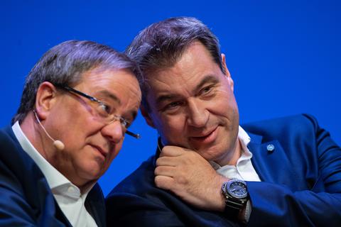 Armin Laschet (CDU), Ministerpräsident des Landes Nordrhein-Westfalen, und Markus Söder (CSU), Ministerpräsident des Landes Bayern, hier auf einem Foto aus dem April 2019, haben beide Ambitionen für das Kanzleramt. Foto: Guido Kirchner/dpa