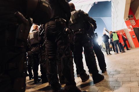 Polizeikräfte bei der Partie Mainz 05 gegen Köln.  Foto: Lukas Görlach