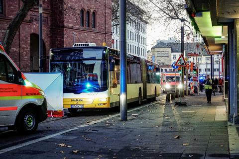 Kurz nach dem tödlichen Unfall auf der Schillerstraße im November 2021: Erst 38 Meter nach dem Aufprall kam der Gelenkbus laut Gutachten zum Stehen.  Archivfoto: Sascha Kopp