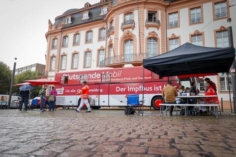 Corona-Impfung im Bus: Eine Aktion auf dem Mainzer Schillerplatz. Foto: Sascha Kopp