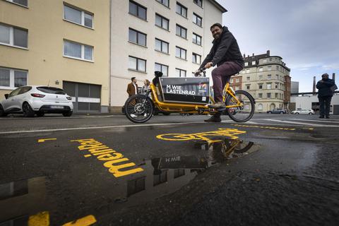 Im Gegensatz zu den normalen Mieträdern muss das Lastenrad immer an eine bestimmte Station zurückgebracht werden  Foto: Tim Würz