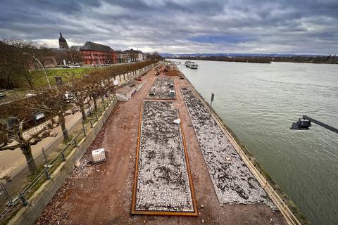 Erste Teile des ersten Bauabschnitts zwischen Theodor-Heuss-Brücke und Rheinufer-Tiefgarage sind bereits mit den abgesägten Naturpflastersteinen versehen.